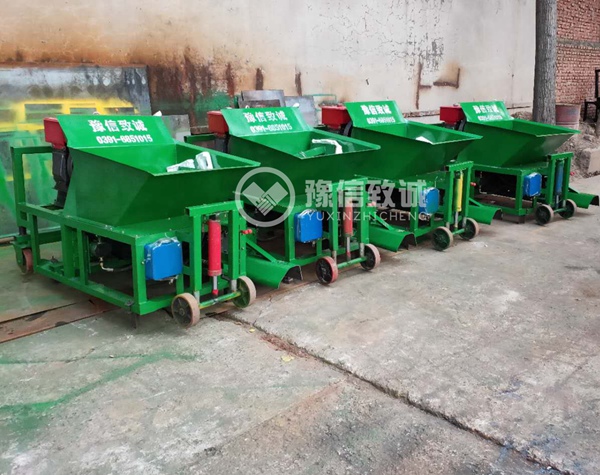 Asphalt curb paving machine