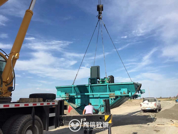 Trapezoidal ditch paving machine