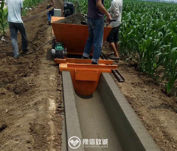Cast-in-place concrete ditch forming machine